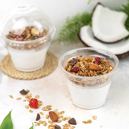 Кокосовый йогурт с шоколадной гранолой